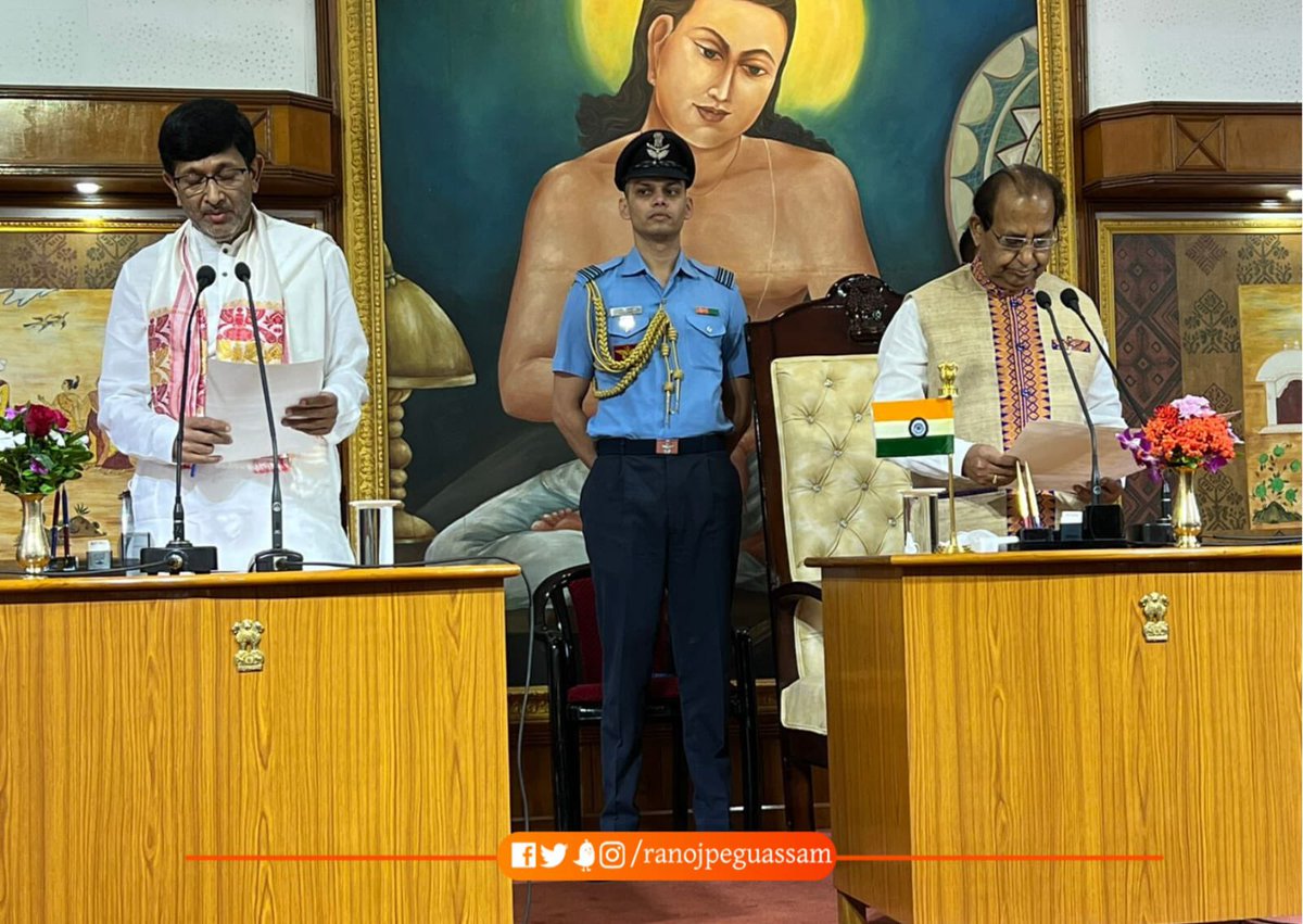 ranojpeguassam's tweet photo. Attended the oath-taking ceremony of the newly-appointed Vice Chancellors of Dibrugarh University, and Kumar Bhaskar Varma Sanskrit and Ancient Studies University at Raj Bhawan. 1/3 @jagdishmukhi @himantabiswa https://t.co/cmF69LSp4r