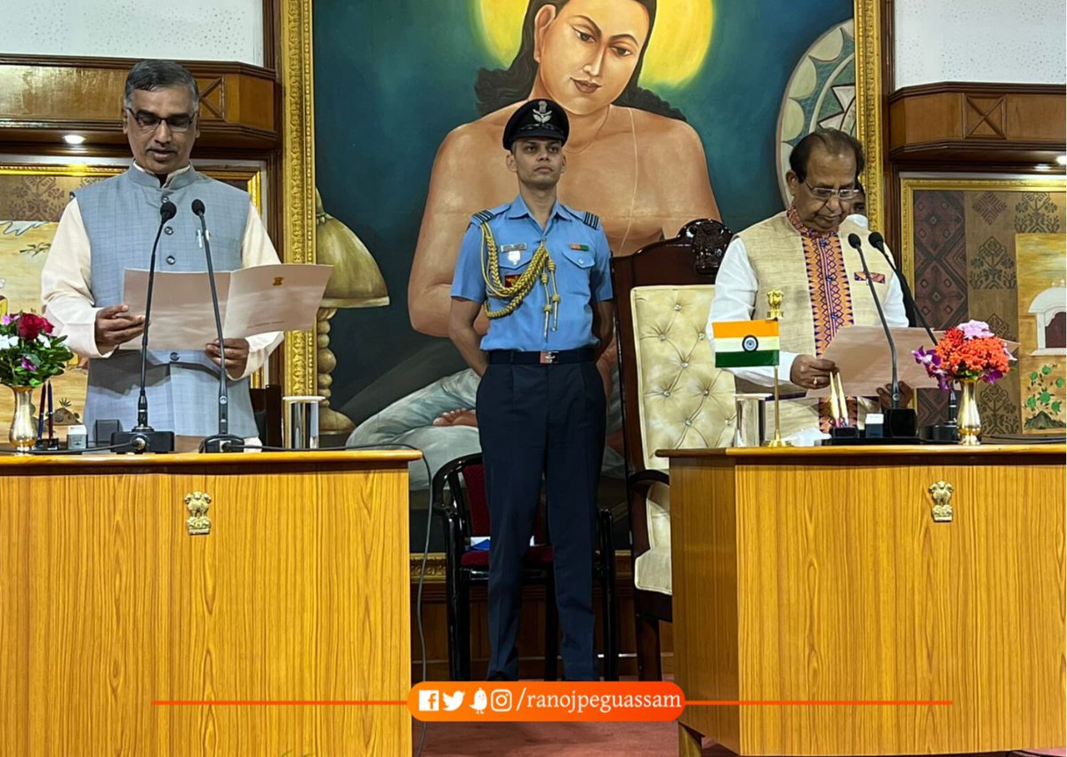 ranojpeguassam's tweet photo. Attended the oath-taking ceremony of the newly-appointed Vice Chancellors of Dibrugarh University, and Kumar Bhaskar Varma Sanskrit and Ancient Studies University at Raj Bhawan. 1/3 @jagdishmukhi @himantabiswa https://t.co/cmF69LSp4r