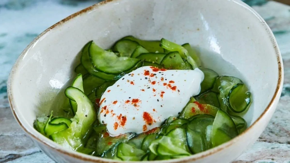 Zesty cucumber slices in a tangy vinegar-based dressing make for a refreshing light summer salad. It is the perfect side for a smoky BBQ or try alongside traditional dishes like paprikash chicken for an authentic experience.
Click for the full recipe: buff.ly/3OfN0Cm