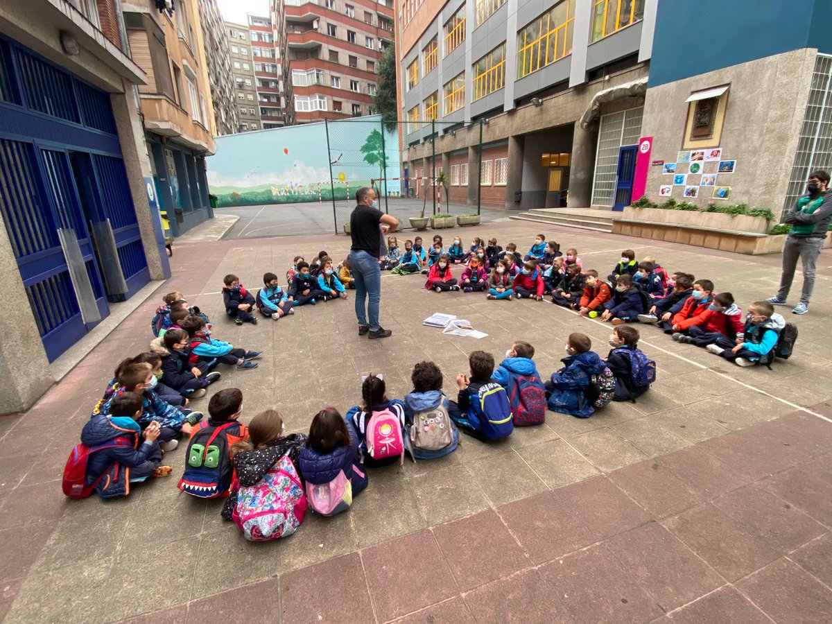 MaristakBilbao's tweet photo. 🚶‍♀🚶Ikaskuntza ikasgeletatik harago ere agertu behar da! Ikasturte honetan, ikasleek hainbat #irteera eta #txango egin dituzte. Teoria modu erakargarrian hobeto ulertzeko, haien ezagutzak praktikan jartzeko eta inguruak ezagutzeko aukera. https://t.co/Rdps2ixwLZ