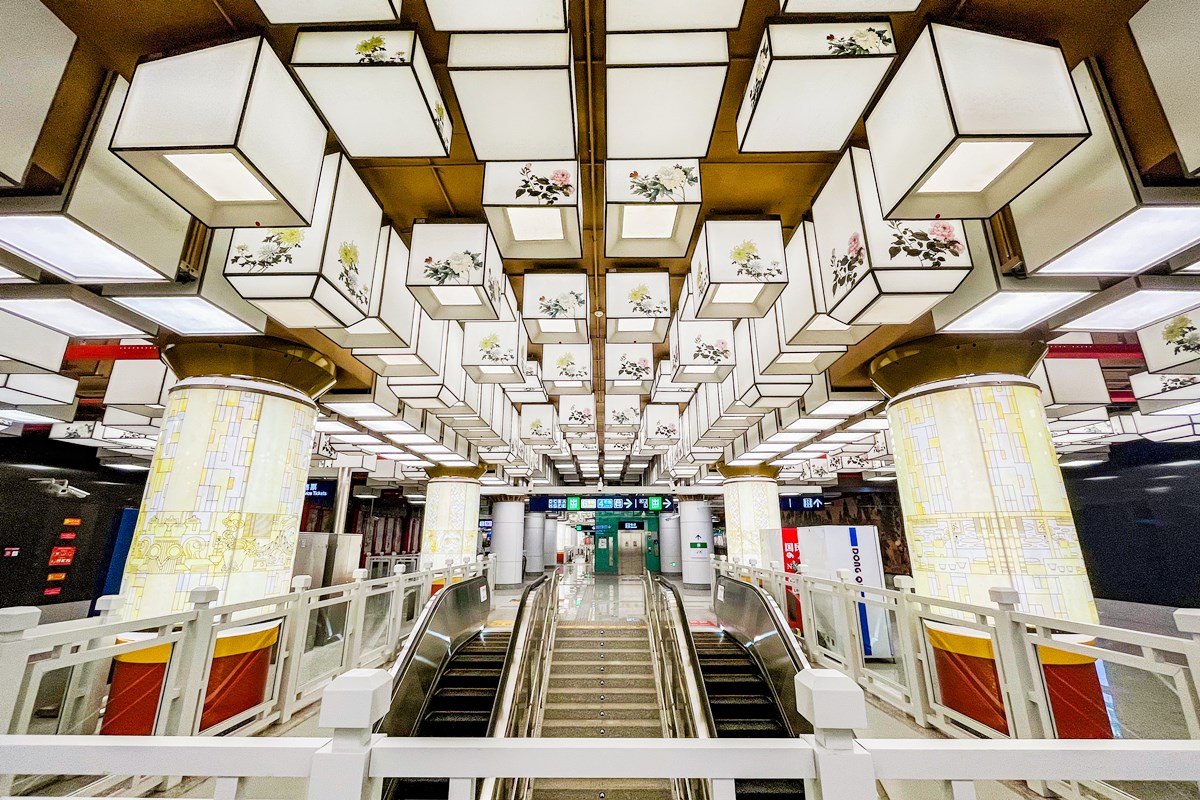 SpotlightBJ's tweet photo. 🚇Explore #Beijing's new #subwayline &amp; its underground art! 4️⃣ new subway stations along the #BeijingSubwayLine 19 were put into service on July 30. Their dazzling interiors are attracting commuters to stop by for some snaps. Enjoy this artistic abundance on your daily commute! https://t.co/G2mgPjTggk