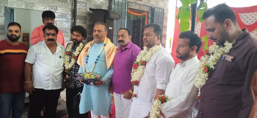 AbdulMajeedSDPI's tweet photo. ನರಸಿಂಹರಾಜ ವಿಧಾನಸಭಾ ಕ್ಷೇತ್ರದ, ರಾಜೀವ್ ನಗರದ ಶ್ರೀ ಬಲಮುರಿ ಗಣಪತಿ ದೇವಸ್ಥಾನದಲ್ಲಿ ನವಗ್ರಹ ಪ್ರತಿಷ್ಟಾಪನೆ ಕಾರ್ಯಕ್ರಮದಲ್ಲಿ ಪಾಲ್ಗೊಂಡು, ದೇವಸ್ಥಾನ ಆಡಳಿತ ಮಂಡಳಿ ಅಧ್ಯಕ್ಷರಿಂದ ಸನ್ಮಾನ ಸ್ವೀಕರಿಸಿದ ಕ್ಷಣ.
@sdpikarnataka @SDPI_KarPresi https://t.co/Qi7SVyLFRY