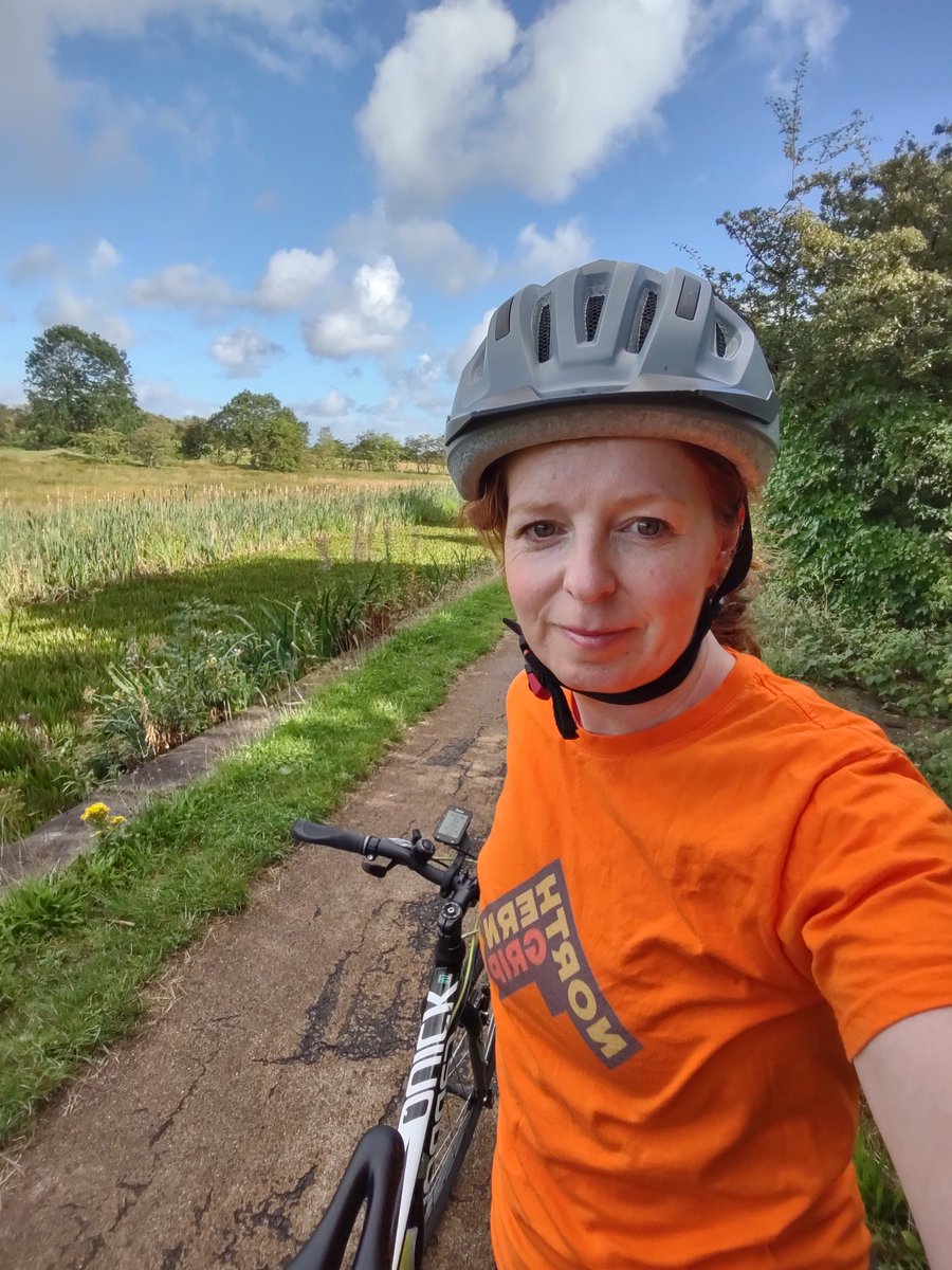 ErinMacT's tweet photo. Saw a deer, shouted at an ass-hat who nearly doored me. Just a very normal #cycle2workday #ridebikesgethappy https://t.co/AkRlWwxso4