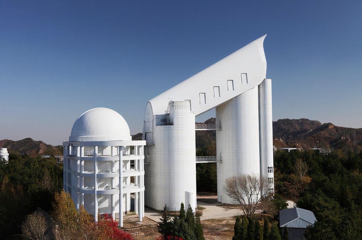 CosmosSearch's tweet photo. The Large Sky Area Multi-Object Fiber Spectroscopic Telescope (LAMOST) has been surveying the night sky for more than a decade since 2011. 🔭#telescope #astrophysics #MilkyWay #universe The scientific review of the LAMOST survey can be accessed at https://t.co/pmLU0WCVDz https://t.co/Zar7iITa9T