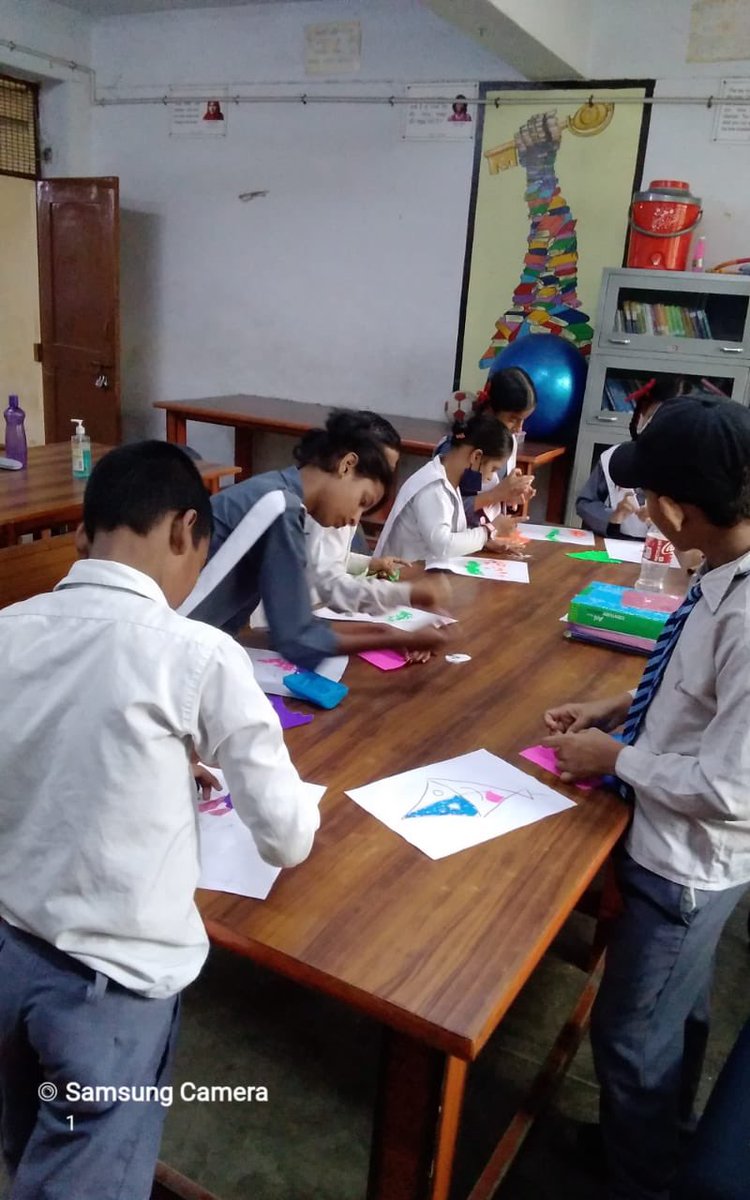 Seema43794923's tweet photo. CWSN students of SKV JJColony Wazirpur enjoying the Flag making activity👍🏻 How can they be left behind when the whole school is celebrating AKAM . We are so proud of them all  👏🏼 #AKAM #InclusiveEducation #AzadiKaAmritMahotsav https://t.co/lM9CJSKhVI