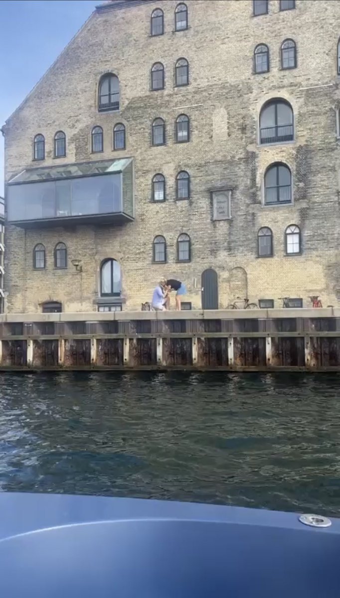 HAR DU FRIET TIL EN SKØN KVINDE I KBH VED/TÆT PÅ BRYGGEN ONSDAG KL 17:30 CIRKA? - så leder jeg efter jer!

Min veninde sejlede forbi og forevigede jeres smukke øjeblik på video og hun vil rigtig gerne give den til jer💍💘

RT gerne!