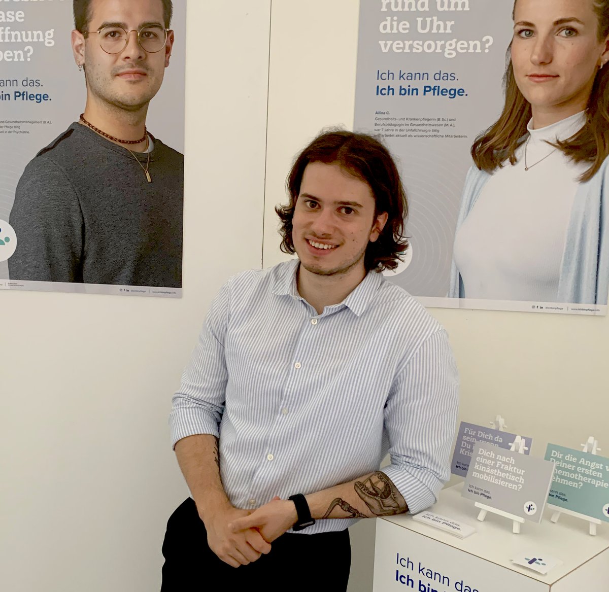 Wir gratulieren unserem Werkstudenten Hendrik Kespohl ganz herzlich zum Bachelor! Hendrik unterstützt uns im Marketing und hat sein Design-Studium jetzt abgeschlossen. 

Seine Abschlussarbeit drehte sich um eine Kampagne: “Ich kann das. Ich bin Pflege.” ➡️ sose22.parcours-muenster.de/katalog/hendri…