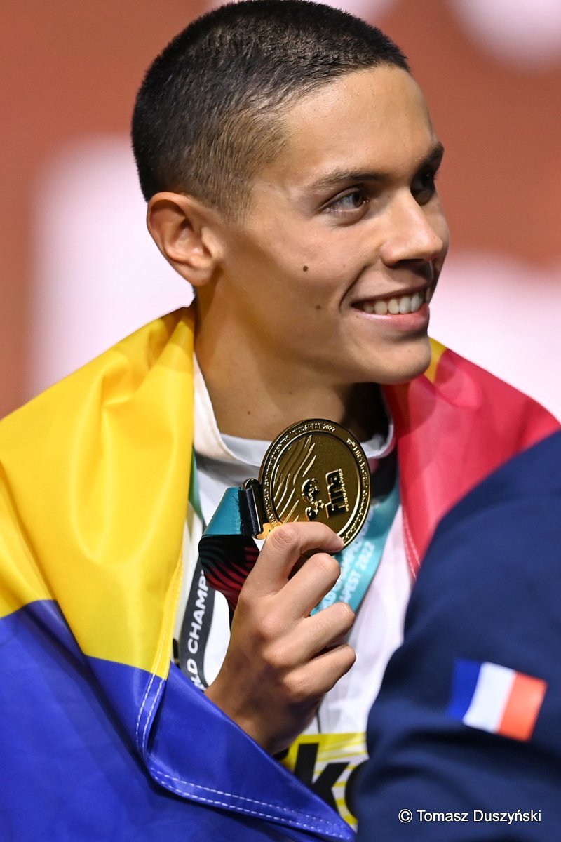 RRInternational's tweet photo. David Popovici s-a întâlnit la, #București cu americanul Jim Montgomery, #primul #înotător care a cucerit aurul mondial în probele de 100 m şi 200 m liber, în aceeaşi competiţie, în urmă cu 49 de ani. Fostul campion mondial consideră că Popovici va fi şi mai rapid în viitor. https://t.co/IuiPoEEvlT