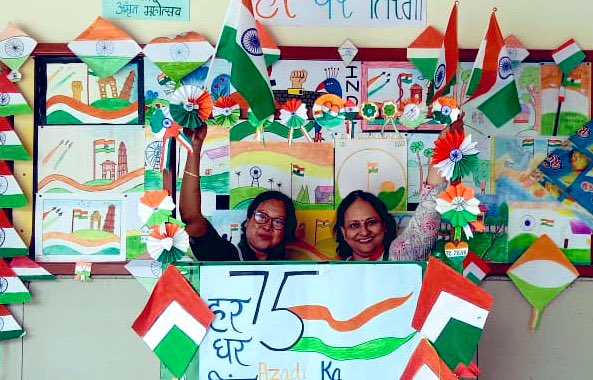 SumanRelan's tweet photo. “हर रोज न सही मगर आज तो ये काम करें, जहाँ भी तिरंगा दिखे सर उठाकर सलाम करें!”

#TirangaCelebration is on in SKV Mandi village! 

#AjadiKaAmritMahotsav 
#HarGharTiranga

@msisodia 
@gupta_iitdelhi https://t.co/fhHnf8ftcZ