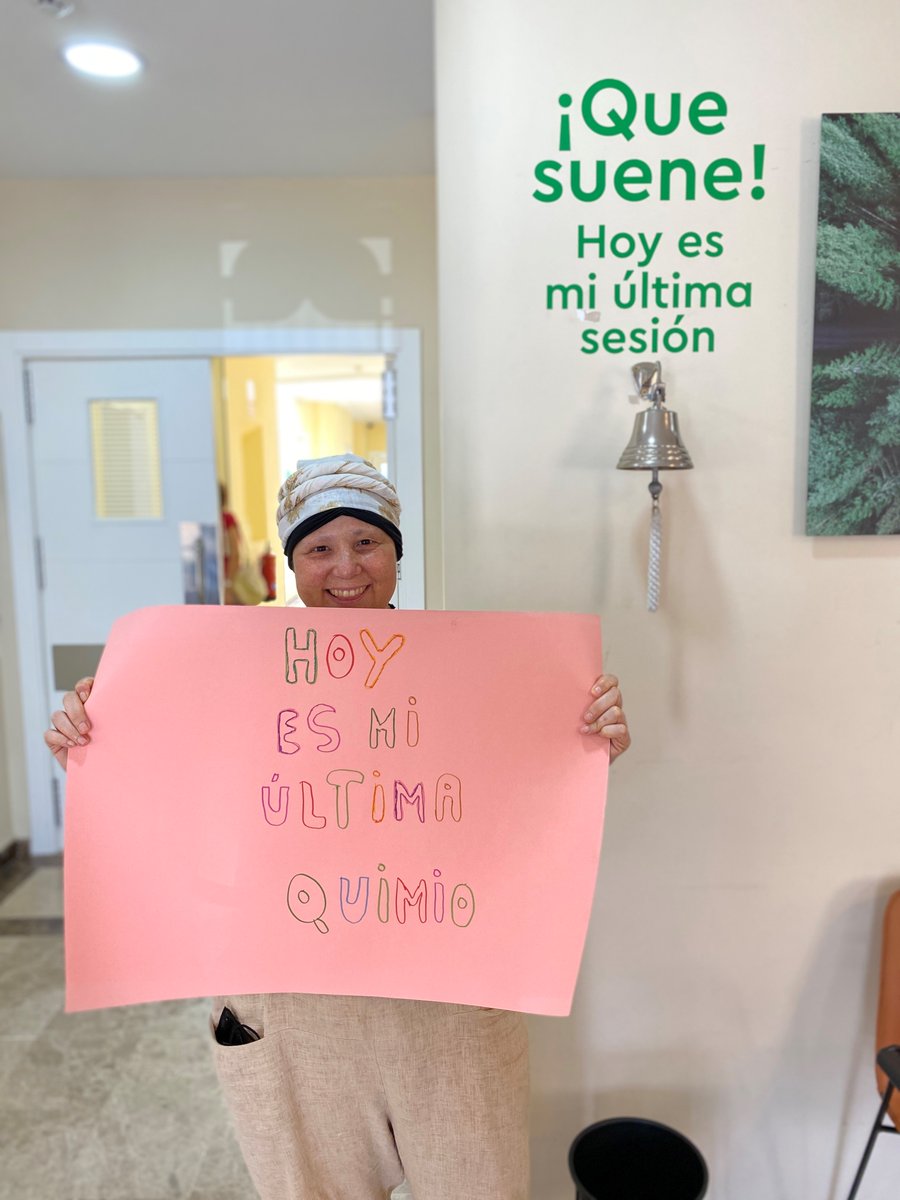 GenesisCareES's tweet image. Ayer, nuestro centro en Jerez de la Frontera se ha llenado de alegría por Rocío, quien ha sonado la campana al finalizar su última sesión de #quimioterapia como parte del tratamiento de #cancerdemama. 

¡Enhorabuena por tu fuerza, optimismo y superación Rocío! @RLL262