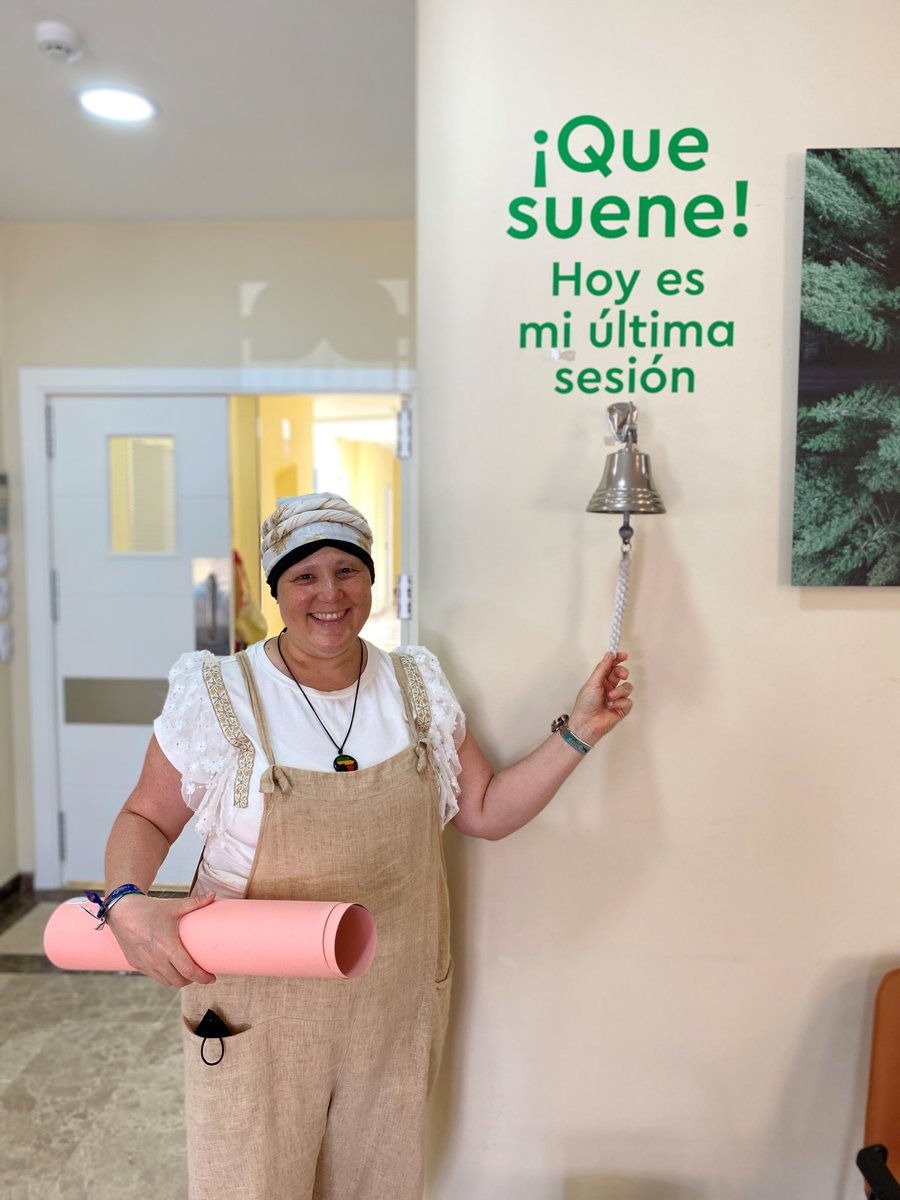 GenesisCareES's tweet image. Ayer, nuestro centro en Jerez de la Frontera se ha llenado de alegría por Rocío, quien ha sonado la campana al finalizar su última sesión de #quimioterapia como parte del tratamiento de #cancerdemama. 

¡Enhorabuena por tu fuerza, optimismo y superación Rocío! @RLL262