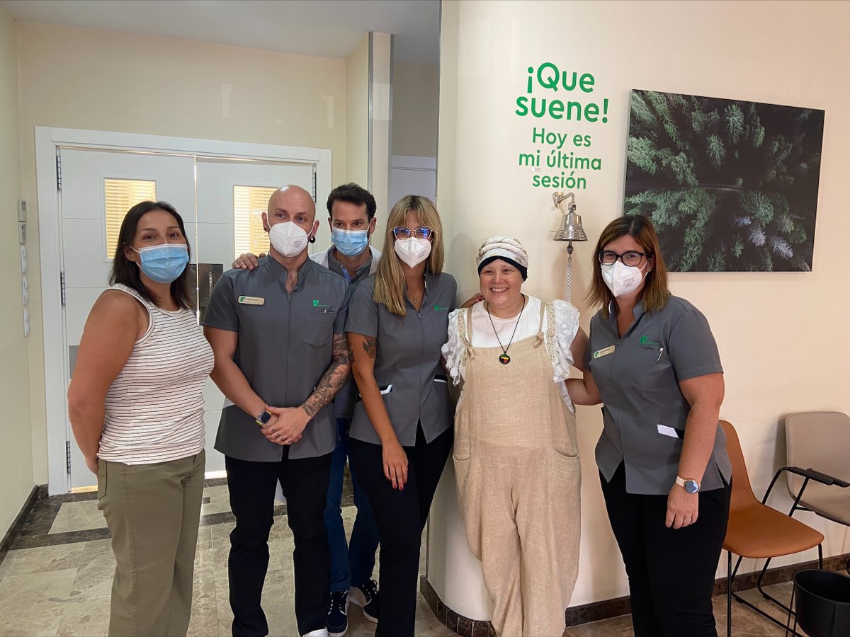GenesisCareES's tweet image. Ayer, nuestro centro en Jerez de la Frontera se ha llenado de alegría por Rocío, quien ha sonado la campana al finalizar su última sesión de #quimioterapia como parte del tratamiento de #cancerdemama. 

¡Enhorabuena por tu fuerza, optimismo y superación Rocío! @RLL262