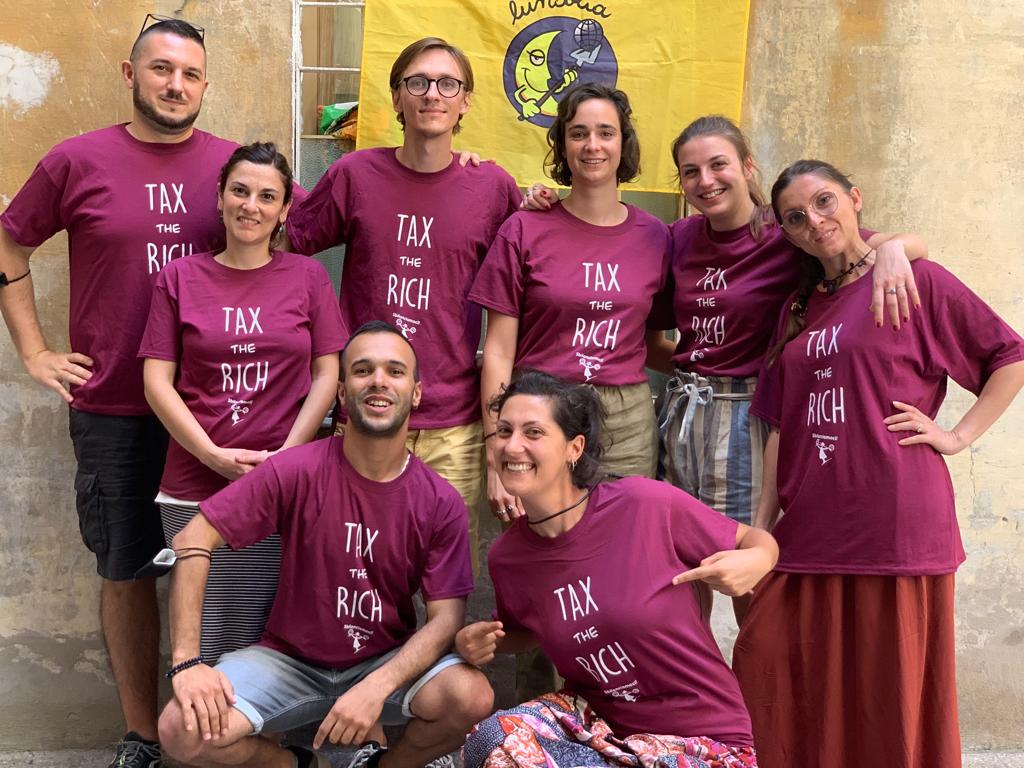 #Sbilanciamoci si ritroverà il 3 settembre nell'#altraCernobbio, per dire basta ai privilegi delle grandi ricchezze.
Lanceremo anche in Italia la campagna #TaxtheRich  Abbiamo bisogno di un supporto economico per ottenere l’impatto che speriamo ➡ sostieni.link/31901.