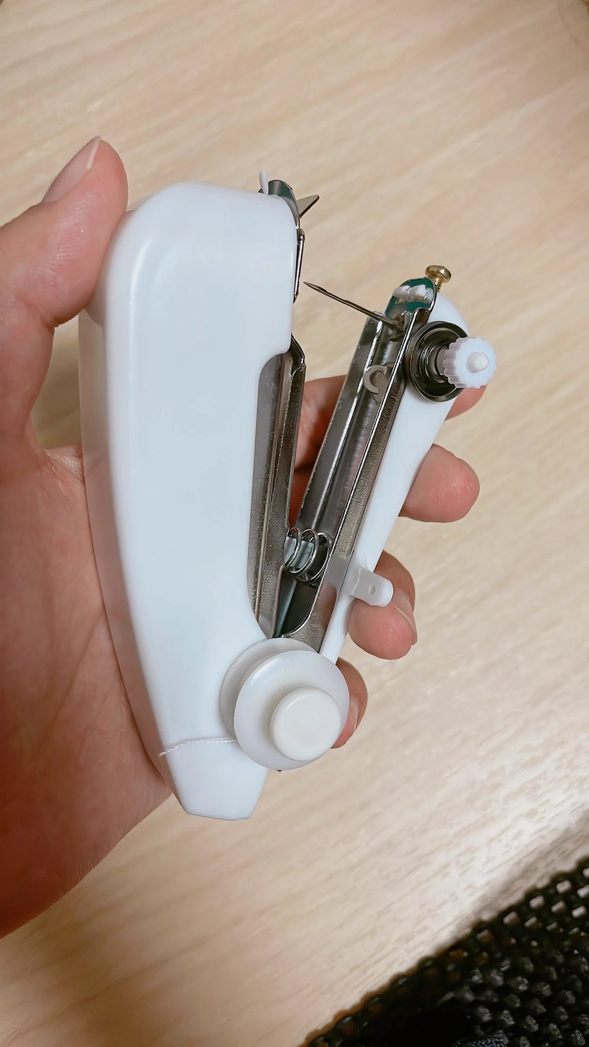 キャンドゥのハンディミシンがコンパクトで使いやすいと人気！