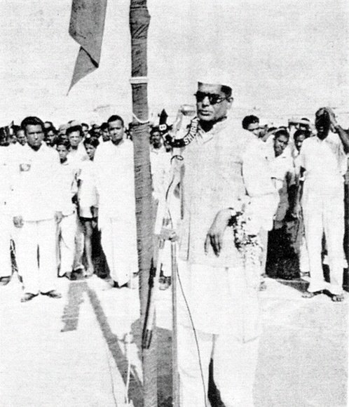Loknayak Jayaprakash Narayan hoisting the flag with the tune of Vande Mataram
