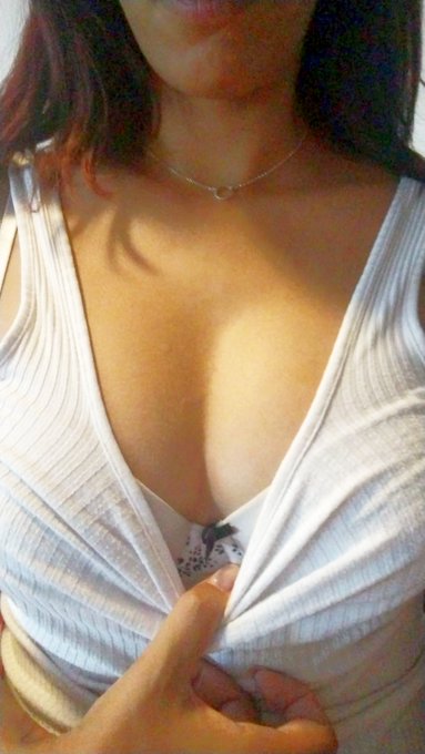 Hall&ouml;chen meine H&auml;schen.    Ist es eigentlich warm oder warum habe ich den Drang mich auszuziehen ? https://t<a href="/tag/love"class="tags"><span>#love</span></a><a href="/tag/cute"class="tags"><span>#cute</span></a><a href="/tag/goldenhour"class="tags"><span>#goldenhour</span></a><a href="/tag/mydirtyhobby"class="tags"><span>#mydirtyhobby</span></a><a href="/tag/neuhie"class="tags"><span>#neuhie</span></a>
