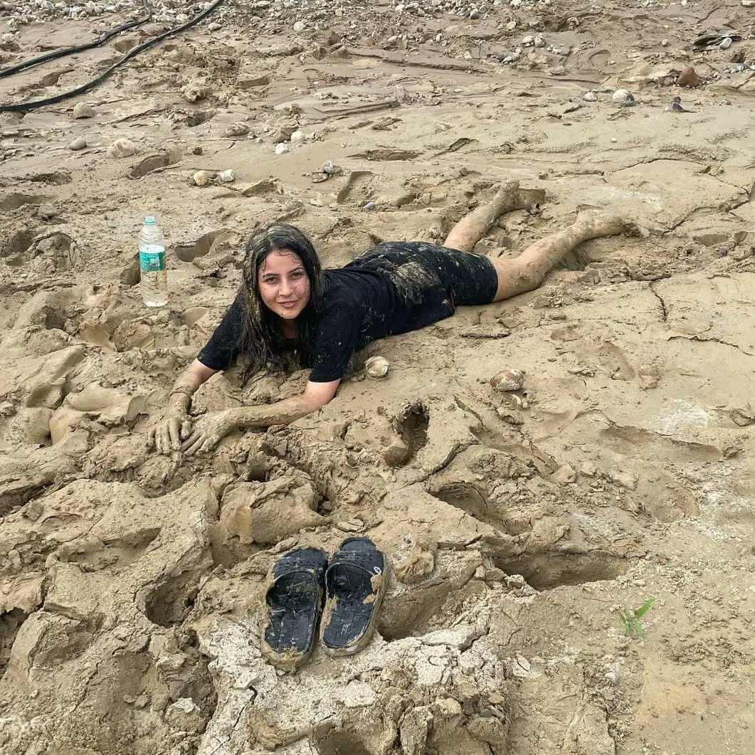 Soniya87787217's tweet photo. #ShehnaazGill ko dekh ker kis kis ko apna bachpan yaad aaya ?
@ishehnaaz_gill #MudSpa by Shehnaaz Gill 🤩 https://t.co/xTaGL454uj
