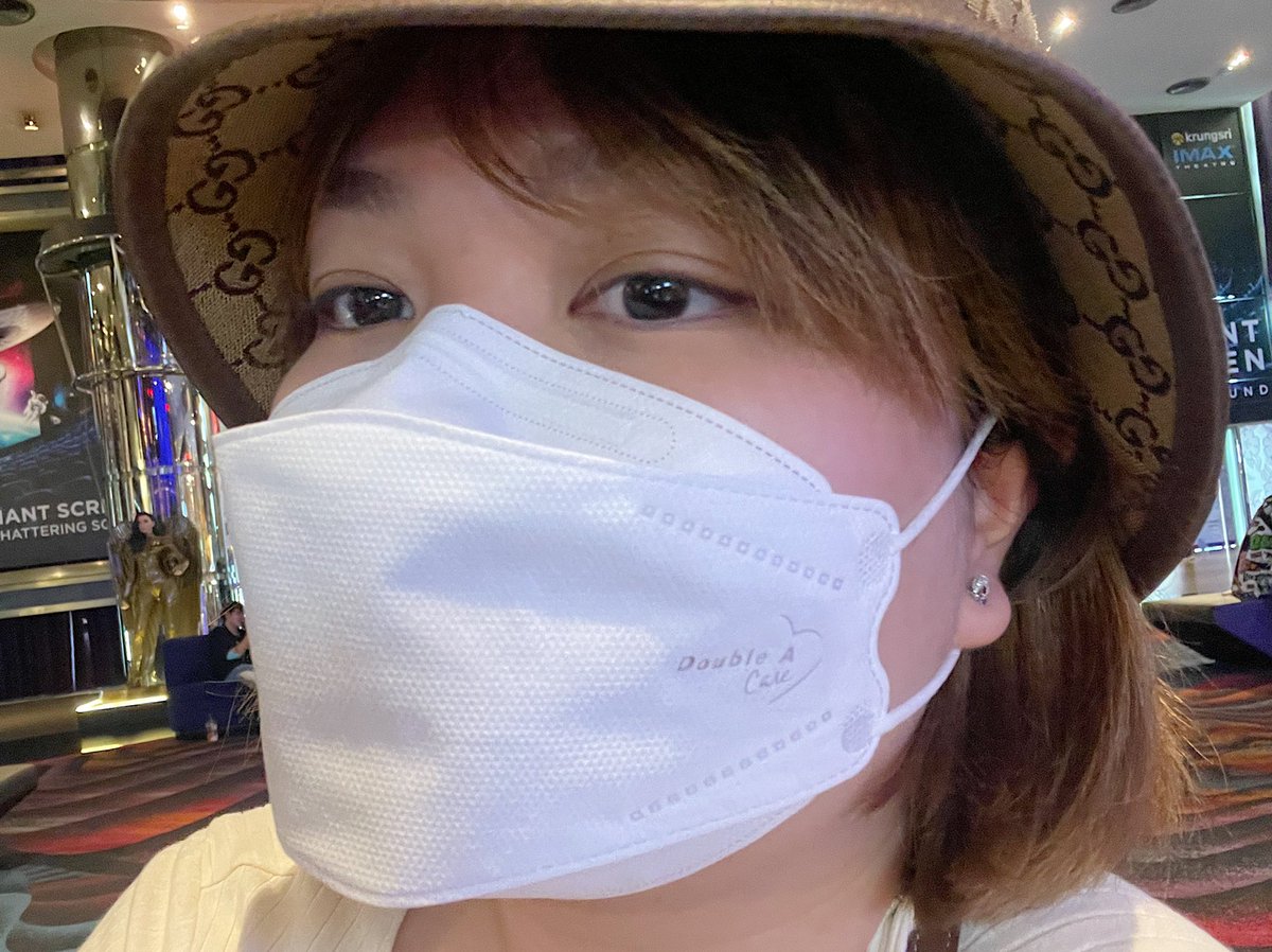 Chiuter's tweet photo. ชอบใช้ #DoubleACare อยู่แล้ว ทั้งหน้ากาก แอลกอฮอล์ สบู่ล้างมือ นี่มีหน้ากากรุ่นใหม่มาเป็นทรง 3D V-Shape มันแบบใส่แล้วทรงสวยมาก กระชับหน้าแต่บางเบา นุ่ม ไม่เจ็บหู หายใจสะดวก ไม่ระคายเคือง ไม่อับ เกรดการแพทย์ด้วยป้องกันดีเลย กับสบู่โฟมล้างมือที่สั่งประจำ โฟมนุ่ม หอม ล้างออกง่าย https://t.co/AnMyvhCRQw