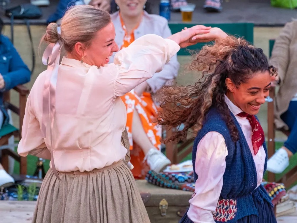 BritTheatreGuid's tweet photo. Theatre review: Little Women at Grosvenor Park, Chester - https://t.co/1CRhL2XqkX https://t.co/o5p0kz3VXe