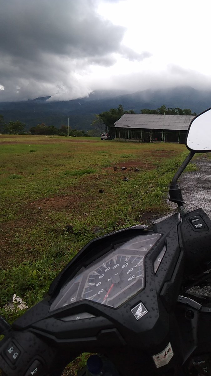 Weddew_'s tweet image. Waktu itu. Saat sore di lembang saat hujan turun