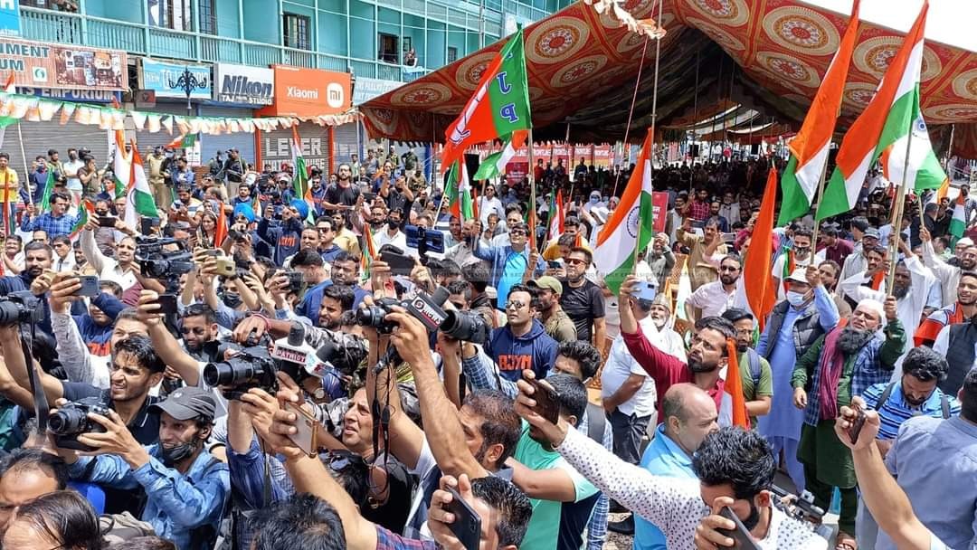 For the first time people of #Kashmir celebrated #KargilVijayDiwas and took out a massive #Tiranga rally at historic #LalChowk in Srinagar. 
A few glimpses of the rally...

#Article370 #Cricket #India