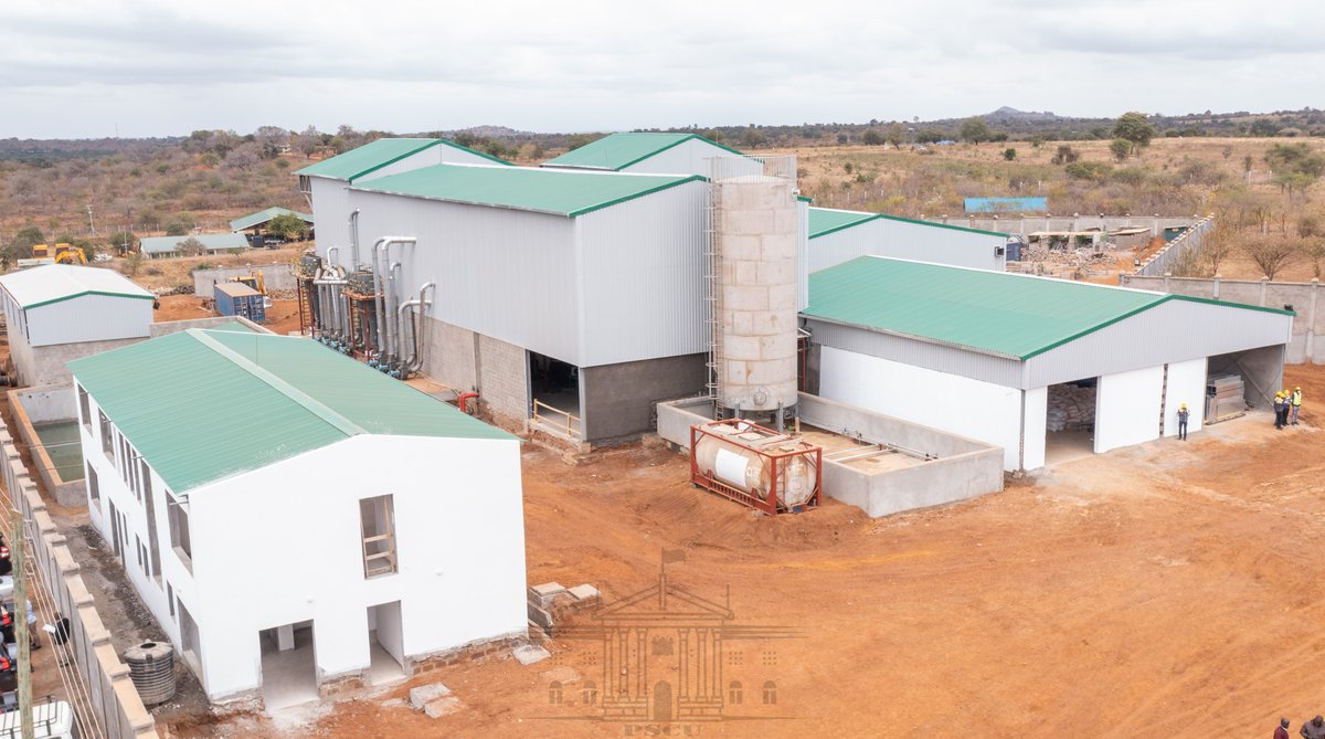 StateHouseKenya's tweet image. 1/3
His Excellency President Uhuru Kenyatta arrives in Wote, Makueni County for an inspection visit of Kenya&apos;s first Agri Hub, a Eni Kenya vegetable oil and related bio-products factory.