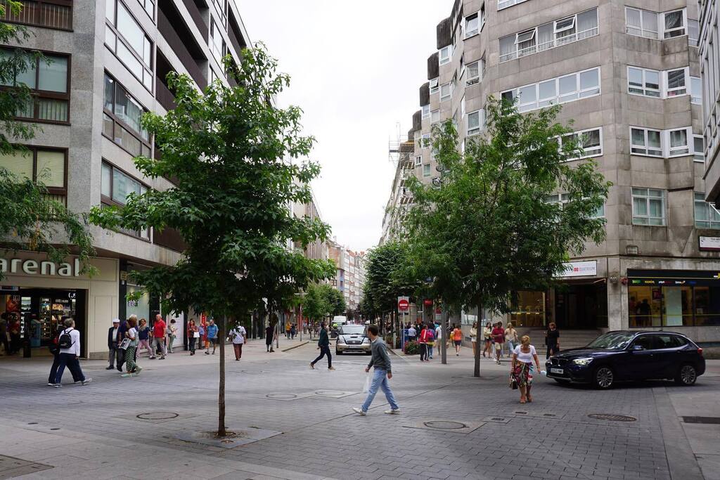 derive_lab's tweet photo. Una intersección compartida en Santiago de Compostela #CallesCompartidas https://t.co/7epmoGrHq5