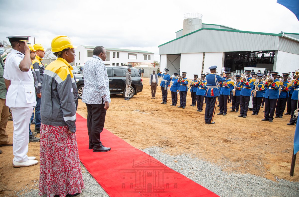 StateHouseKenya's tweet image. 1/3
His Excellency President Uhuru Kenyatta arrives in Wote, Makueni County for an inspection visit of Kenya&apos;s first Agri Hub, a Eni Kenya vegetable oil and related bio-products factory.