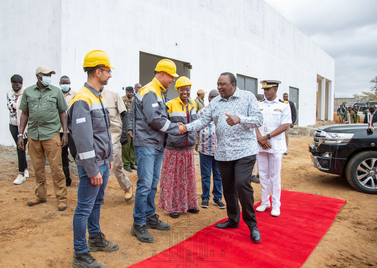 StateHouseKenya's tweet image. 1/3
His Excellency President Uhuru Kenyatta arrives in Wote, Makueni County for an inspection visit of Kenya&apos;s first Agri Hub, a Eni Kenya vegetable oil and related bio-products factory.