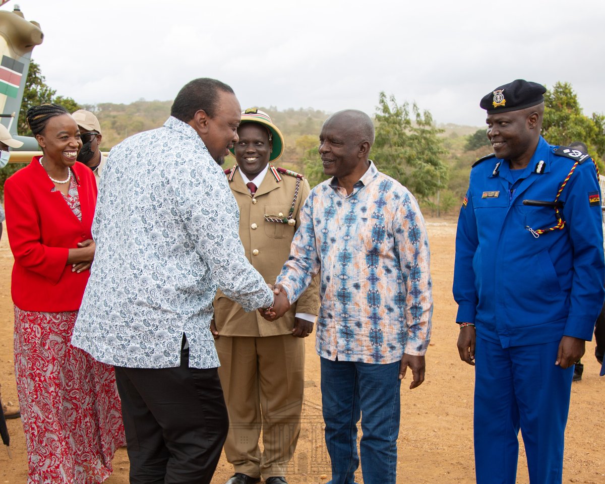 StateHouseKenya's tweet image. 1/3
His Excellency President Uhuru Kenyatta arrives in Wote, Makueni County for an inspection visit of Kenya&apos;s first Agri Hub, a Eni Kenya vegetable oil and related bio-products factory.