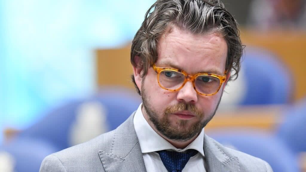 Vanavond praat ik met de Veldhovense politicus <a href="/Daandekort92/">Daan de Kort</a> over zijn werk in de 2e kamer, het zomerreces en de nieuwe brugervader van Eindhoven.
Rond de klok van 19.20 uur op <a href="/Studio040Radio/">Studio040Radio</a>