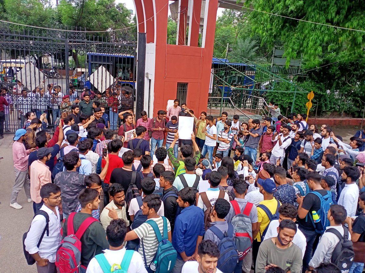 neha_aisa's tweet photo. The @jmiu_official admin. had called hatemonger Indresh Kumar as speaker. Repeating the hate rhetoric of RSS at every step, Indresh Kumar has advocated for Uniform Civil Code, justified violence against muslims!
Today, hundreds of Jamians gather chanting #IndreshKumarGoBack! https://t.co/AUpTEZOrDO
