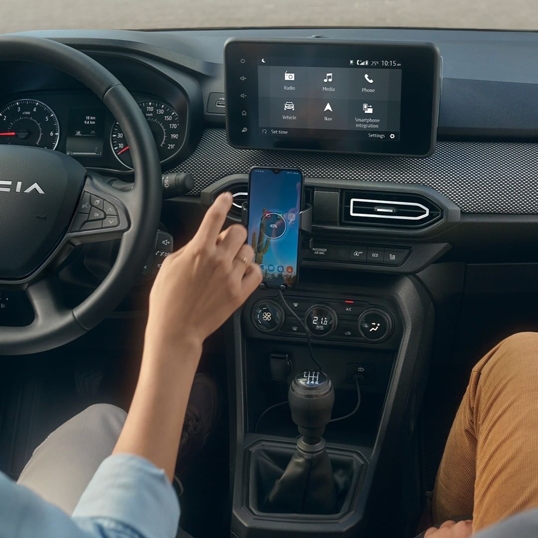 Tahermo_Renault's tweet photo. Con Media Nav y control de voz, tu copiloto ya no tendrá el monopolio de la música 🔈🎶

#orgullososdedacia #dacia #tahermo #málaga #elviso #vélezmálaga #medianav #controldevoz https://t.co/rhBy60Ibip