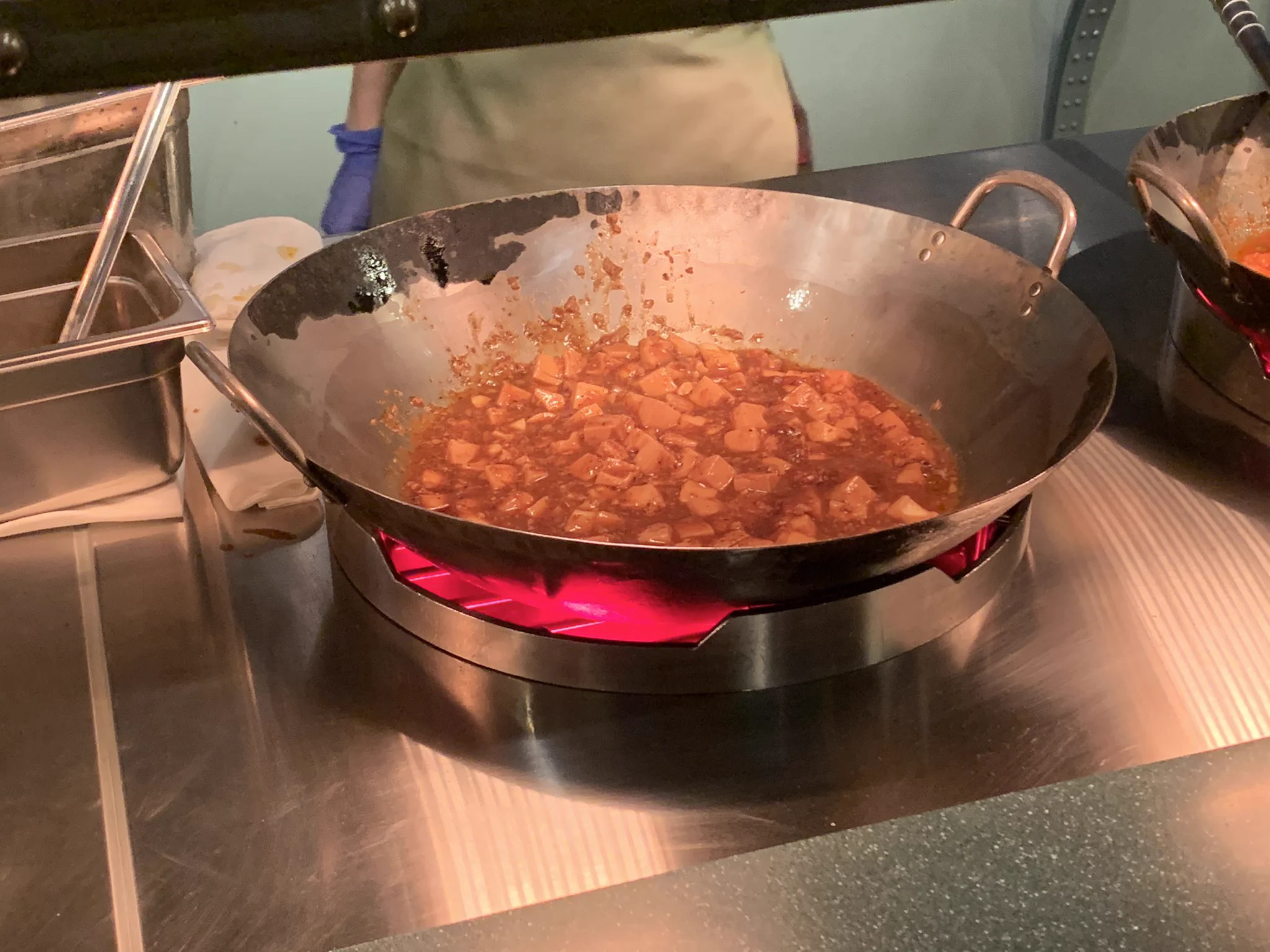 ディズニーシーの中華料理屋さん。ピカピカすぎる厨房に驚きの声。