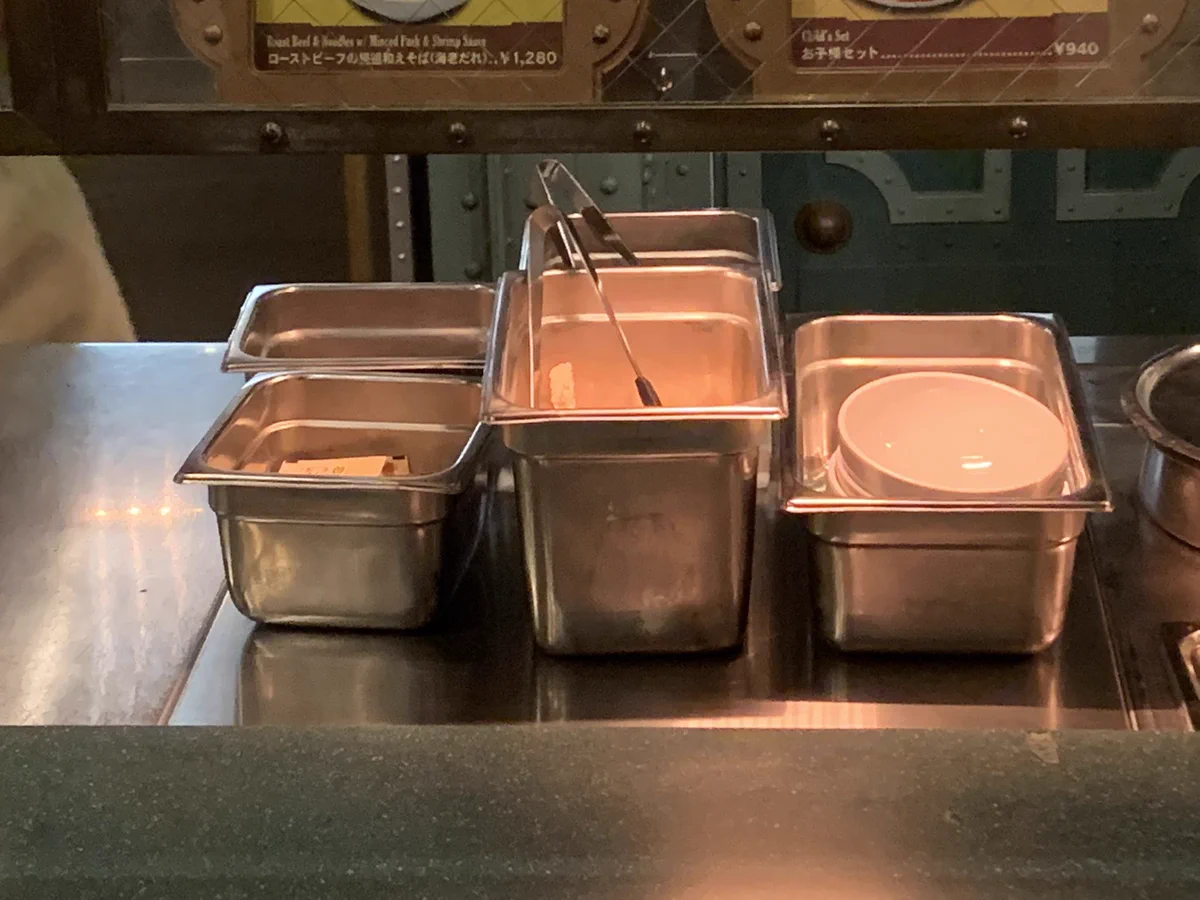 ディズニーシーの中華料理屋さん。ピカピカすぎる厨房に驚きの声。