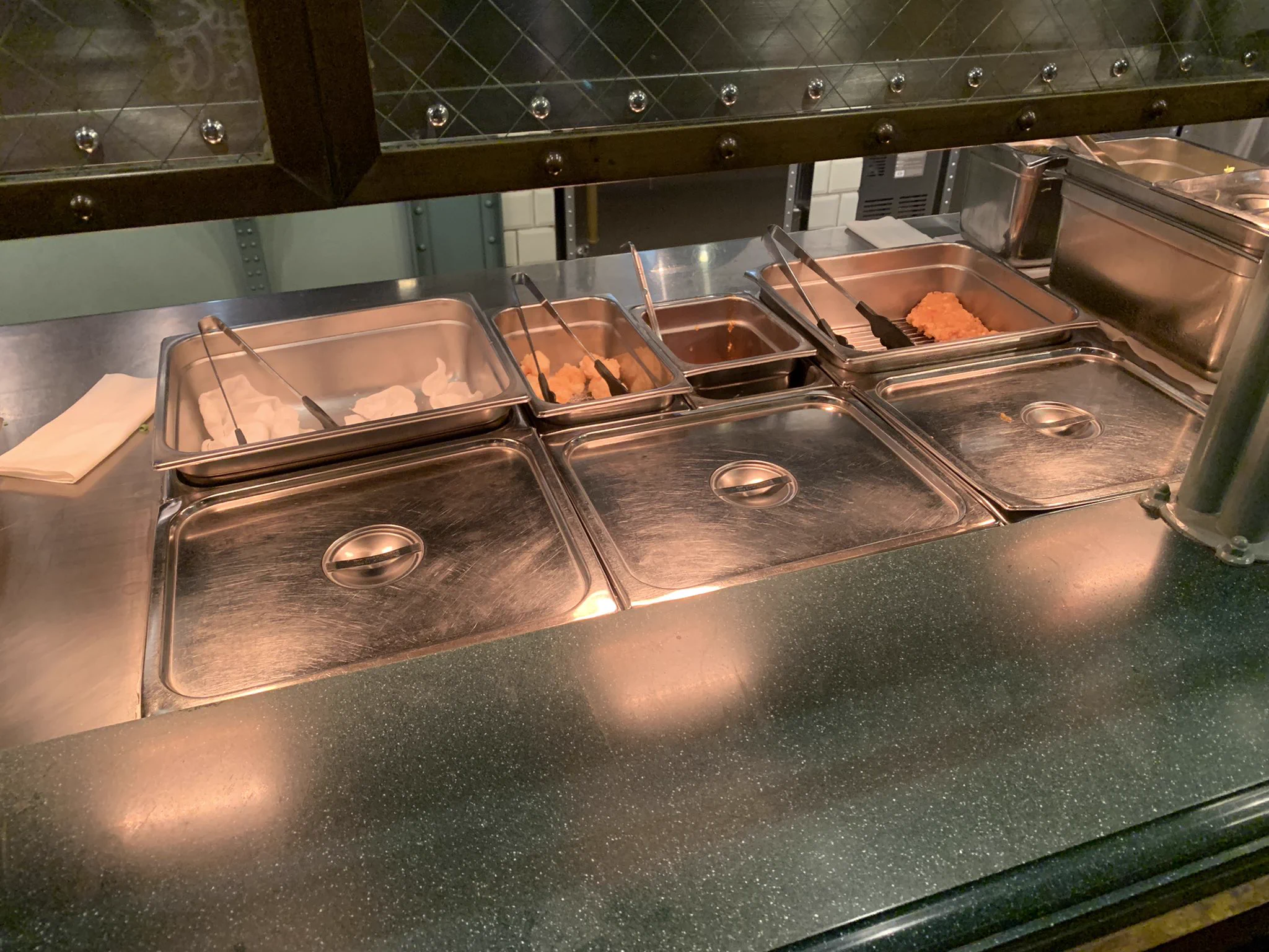 ディズニーシーの中華料理屋さん。ピカピカすぎる厨房に驚きの声。