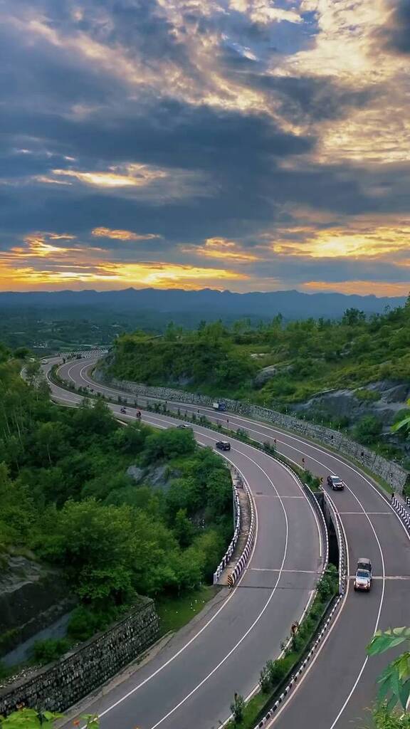 Travelmykashmi1's tweet photo. NH-44
Pros : Beautiful and adventurous
Cons : Avalanches prone
Explore kashmir with @travelmykashmir
https://t.co/s7oITaSAum
+91 9796466052
Credits : @_nargisfarheena_
#travelmykashmir
#kashmirtravels #kashmir #travelmycountry #roadtrip #sunsetph… https://t.co/qL11ku2Nxl https://t.co/7Lhm3UgO9b