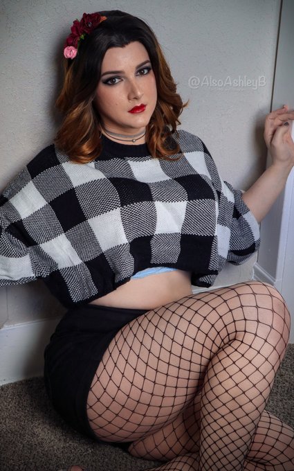 I just want to be picked up and held in your lap ? https://t.co/4ZjU6hqAve