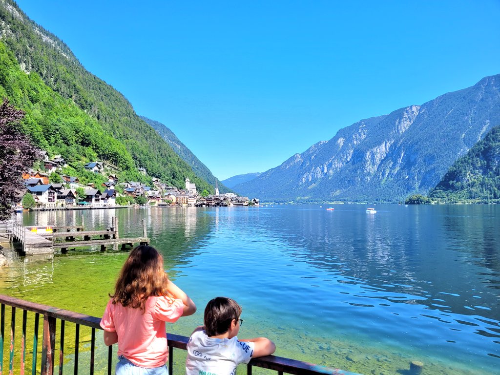 🇦🇹#Austria, Hallstatt, joli petit village au bord du lac du même nom. C'est sympa mais il y a beaucoup de monde, alors que les autres lacs autour sont tout aussi mignons... #familytravel #paysage #balade