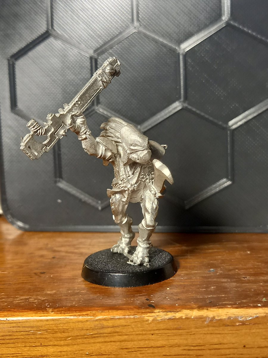SJDKEY's tweet photo. Hmm think it might be time to give this chap a lick of paint ahead of the release of his new form. @warcomteam #killteam #killteamintothedark #warhammercommunity #Warhammer #kroot #krootshaper #oldhammer #warhammer40k . https://t.co/6YrCzwgh3u