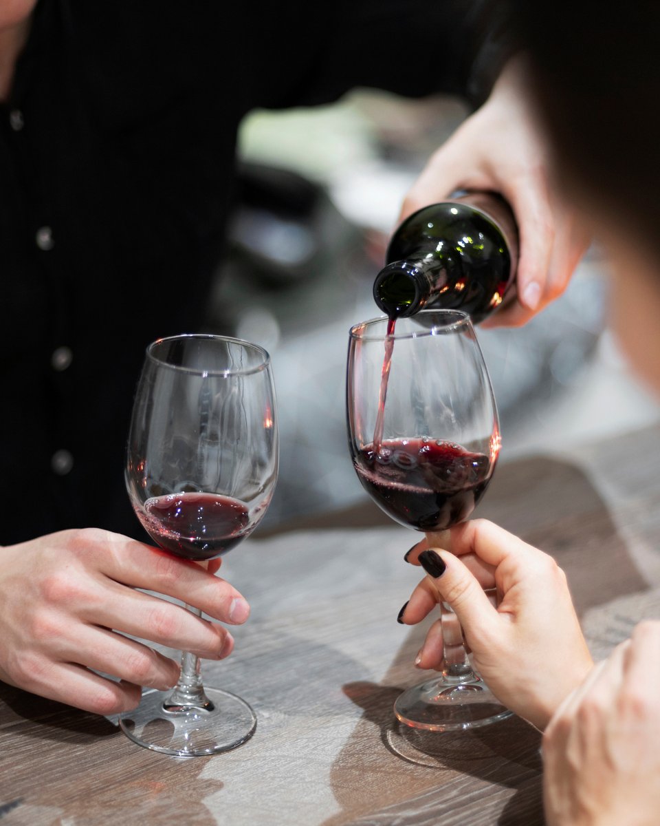 Disfrutá una copa de vino con tu mejor compañía... 🍷

Hacemos envíos a todo el país ✈️
Para más información dejanos un telefono de contacto 📲

#vino #vinoteca #etiqueta #copa #compañía #envíos #argentina