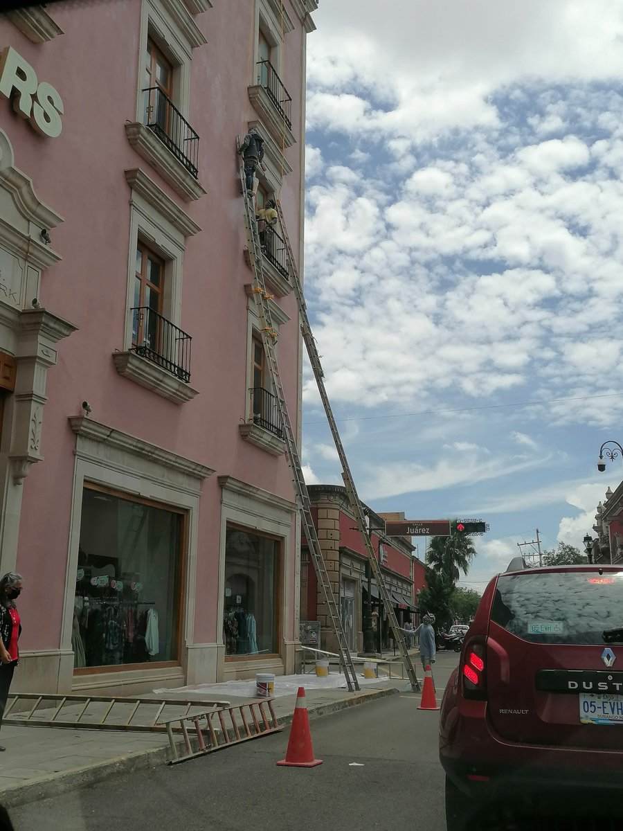 EscenarioOptimo's tweet photo. 2/2 En los trabajos del Centro Histórico realizan procedimientos no autorizados en las normas de seguridad.

@RacsoZdR @RosarioKPra @super_vissorVDD @elmancesar @OlafDgo @janedoe61387981 @HFrezzer @ElForniconMx @FordRub @marield87 @NoraSuarezC https://t.co/VuS7iprkyB