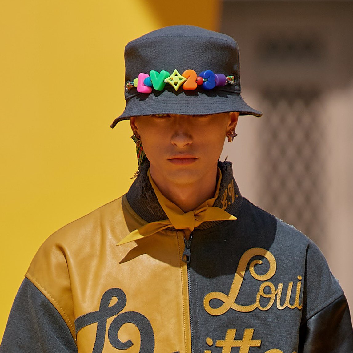 hskIooks's tweet photo. Hobi customized his bucket hat with ‚JHOPE‘ using LV letters (ss23) https://t.co/HKAnYlpOpp