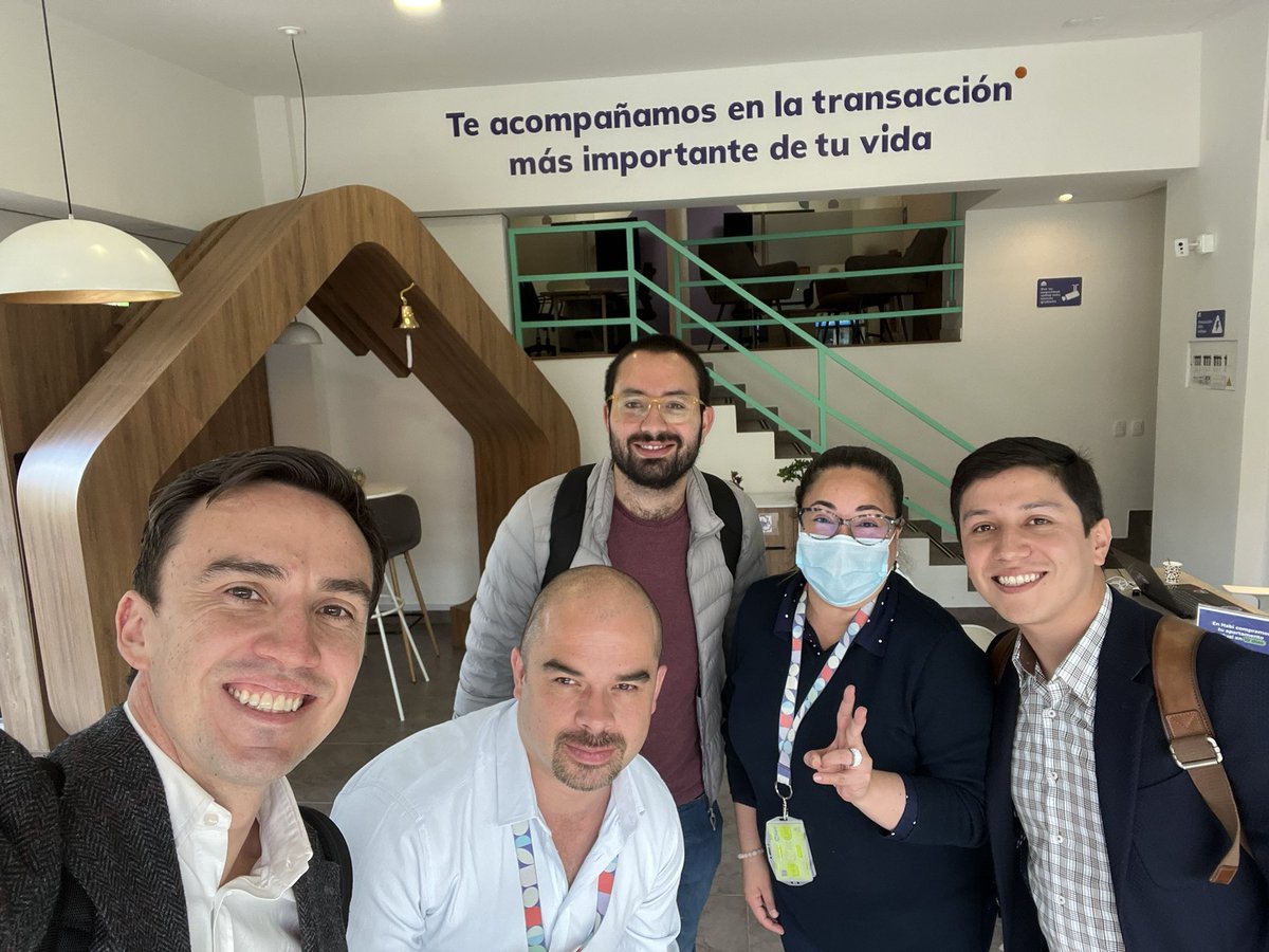 Visitando el centro de experiencia de <a href="/Habi_co_/">Habi</a> en Suba, donde John y Carla  acompañan día a día a personas en la compra de su inmueble en 10 días o menos. #EsSimpleEsHabi #PropTech #colombia