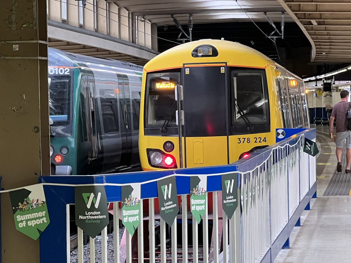 PlatformEdge1's tweet image. 378224 at Euston for Watford Junction with 350102 next to it for Tring #Class350 #Class378