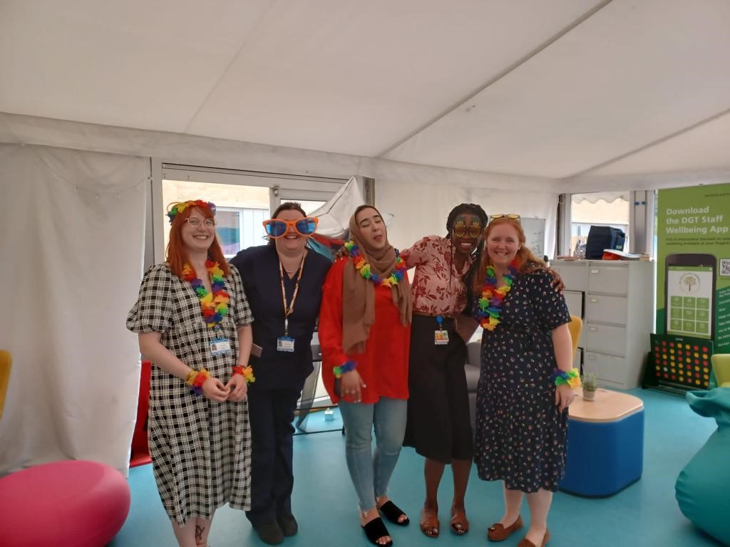 DvhSimulation's tweet image. The @confident_queen leading the Simulation, Medical Education, Nurse Education &amp;amp; Library Teams in celebrating our wonderful 2021/22 Education Fellows and the impact they have made to clinical education over their year with us  @ClinicalEd_DVH  #laughingyoga #dancing #team