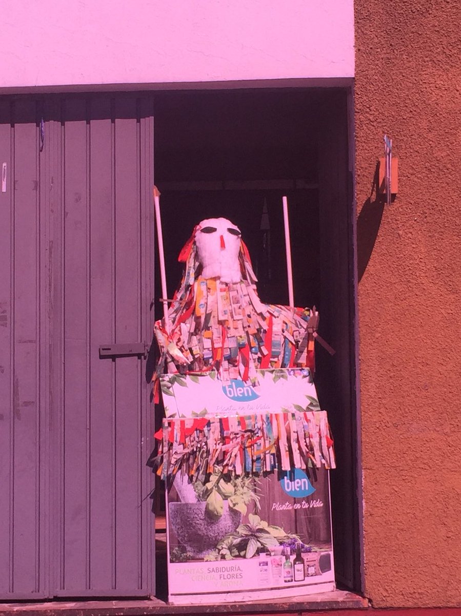 FloresRoberto's tweet photo. Cuando eres #tiliche #fastasma de Halowin’ #AñoViejo y stand de ventas: https://t.co/nEz73g0SNi