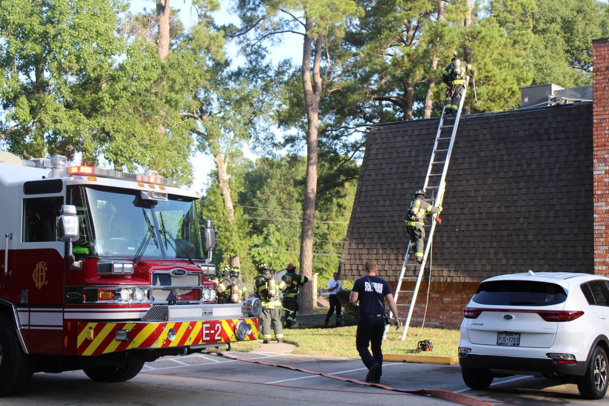 ConroeFire's tweet photo. Conroe Engine 5 makes a quick stop on an apartment fire 3030 N. Frazier.  #ConroeFire #Texasfire #Moco https://t.co/glRuZlIsw0