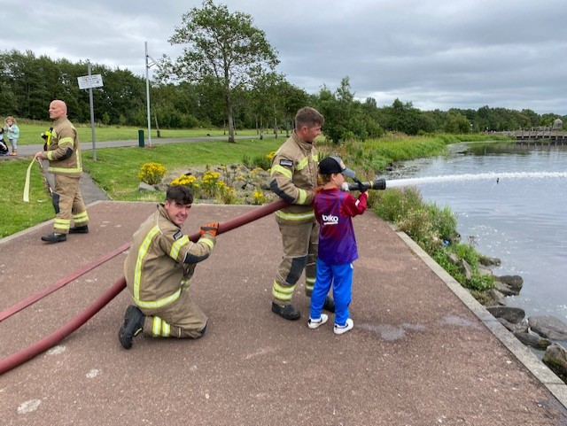 SFRS_Lan's tweet photo. Coatbridge Amber Watch were at Drumpellier Park on Sun running a Water Safety Initiative🛟
Crews demonstrated the lightweight portable pump and hose inflation kit and showed families how to use hoses and throwlines. Working towards a #SaferSummer for our community.
#staywatersafe https://t.co/63CUenssT4