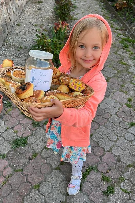StratcomCentre's tweet photo. Each day this 5 year old girl Eva from Pustomyty, Lviv oblast, helps her mother and grandmother to cake and sell pastry to donate to Ukraine's Armed Forces.
#StandWithUkraine https://t.co/s2EMwh9Vz9